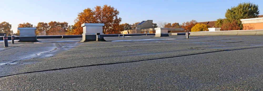 Flaches Dach mit Bitumenbahnen